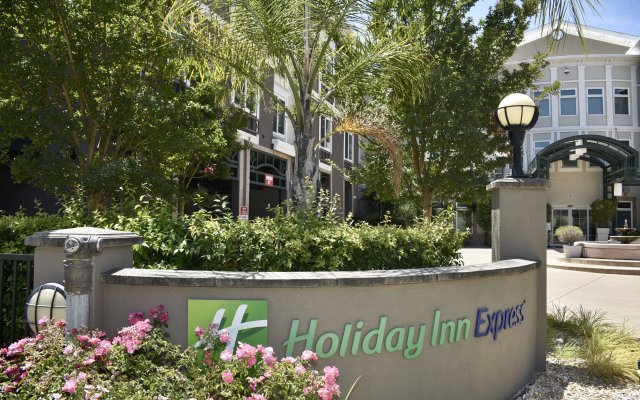 Holiday Inn Express® Windsor Sonoma Wine Country, an IHG Hotel