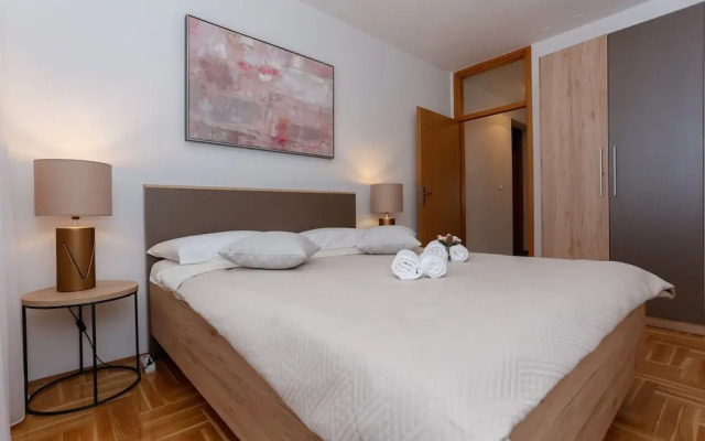 Trogir Stylish Apartment With Balcony and Sea View