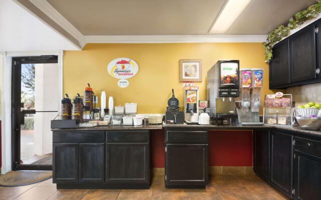 Super 8 by Wyndham Baton Rouge/I-12