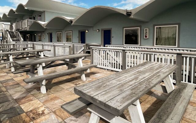 Blue Wave Inn