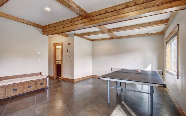 Mountain View Lodge 4 Bedroom Home by RedAwning