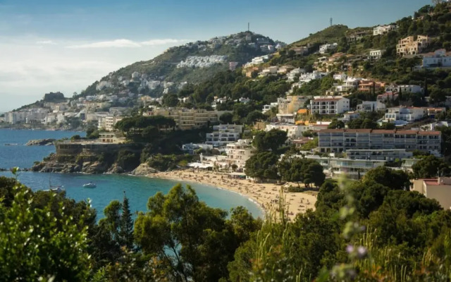 Arago 273 in Roses With 2 Bedrooms and 2 Bathrooms