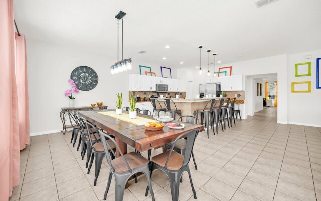 Lake View Getaway: Pool, Game Room, Theming!