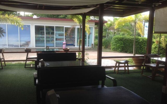 Check In & Chill Out Laem Sok Pier