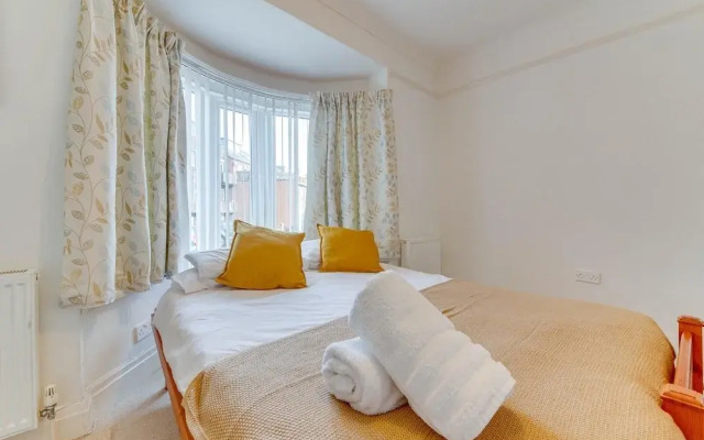 3BR Detached Bungalow w/Parking
