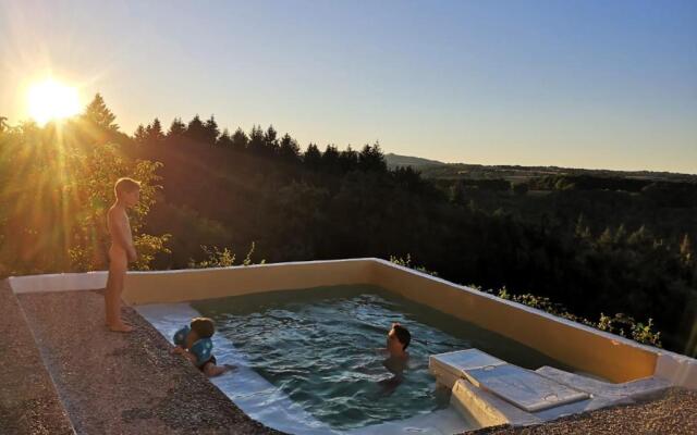 Chez Alice,Simplicite Et Petite Piscine