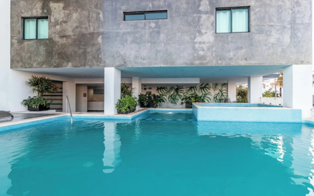 New Centric apt. with pool & jacuzzi
