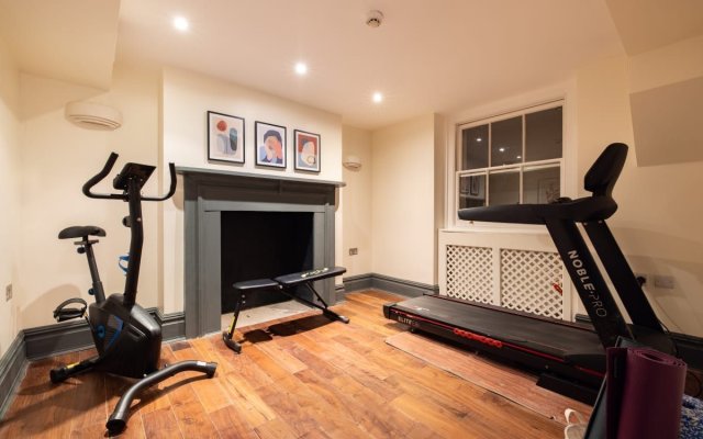 The Heart of Angel - Bright 2BDR House with Terrace, Gym & Cinema