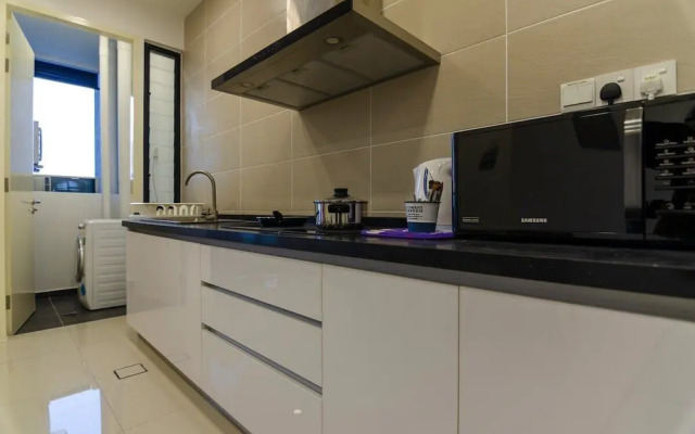 3BR D'pristine Suite Near Legoland, Stunning Views