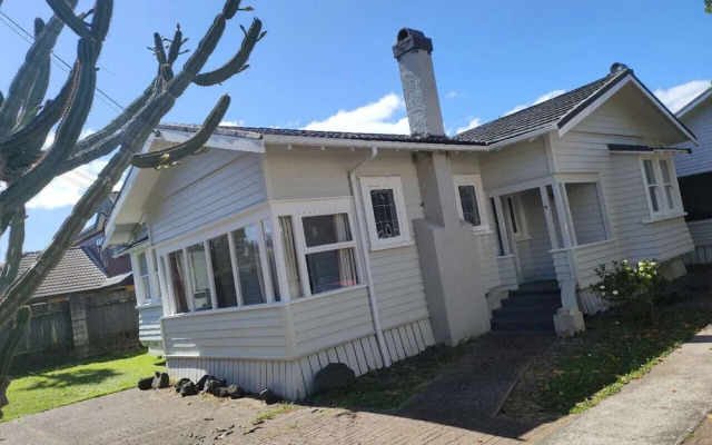 5 Bedroom House 7 Rangiatea Road