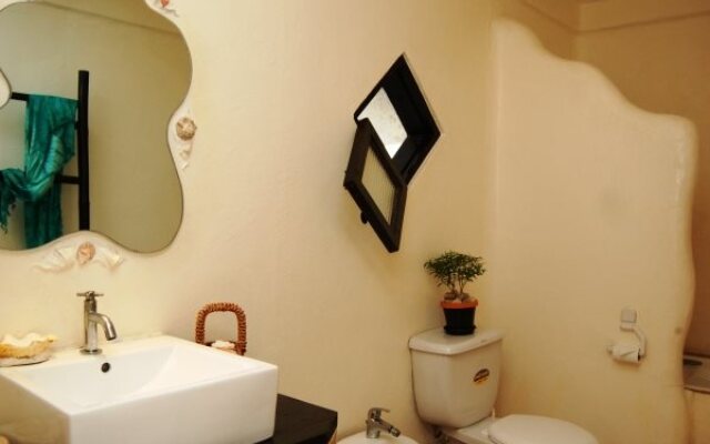 Charts Resort & Art Cafe