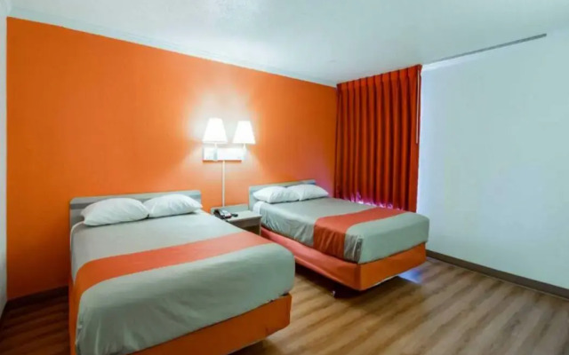 Motel 6 Waukegan, IL