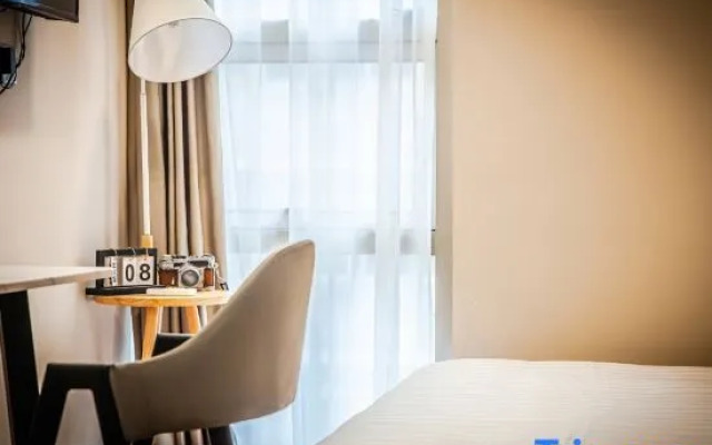 Xinao Serviced Apartment (Shanghai South Railway Station Caobao Road Subway Station)