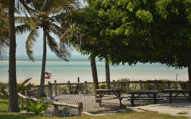 Baobab Beach Lodge & Backpackers