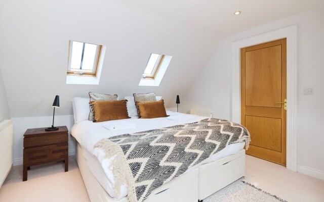 The Bourton-on-the-water Place - Lovely 5bdr House With Parking + Garden