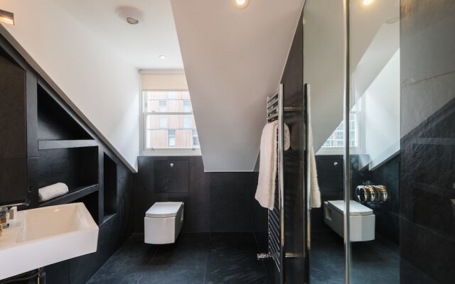 Delightful Dalston Home with Beautiful Balcony