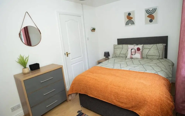 Lovely 2bedroom Home in Haydock With Free Parking