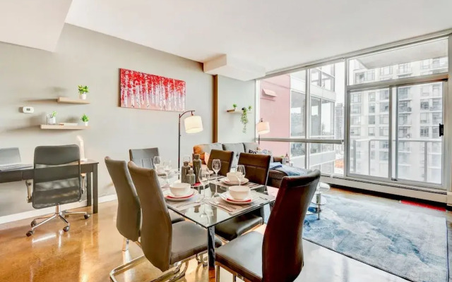 Downtown Condo w Incredible Views and BBQ