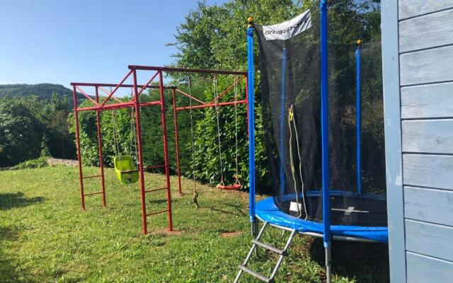 Rez de Piscine, 10 Personnes - RÊVE DE PAPILLON et À L'étage, 5 Personnes - NID D'ÉTOILES, Il s'agit bien de deux gîtes individuels qui sont reliés par un escalier interne, cela permet a une grande famille de louer les deux gîtes