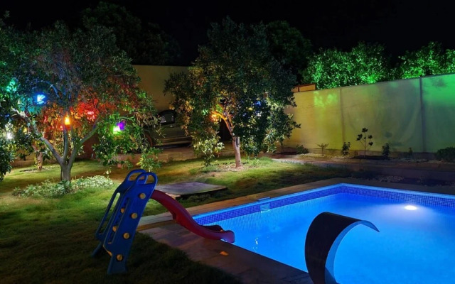 Villa With Pool Jacuzzi and Backyard in Inlice