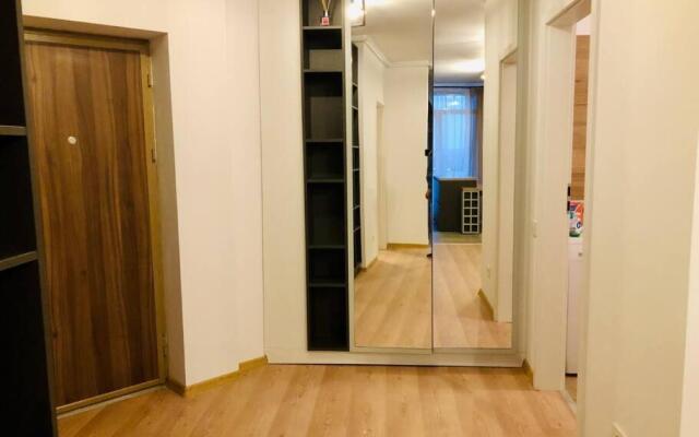 Modern and New Apartment near City Center V6B-64