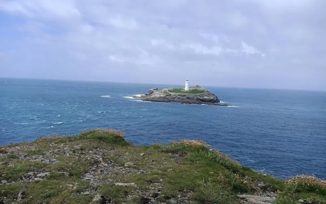 Secluded Meadow, Unique Shire Hut, Perfect Camping