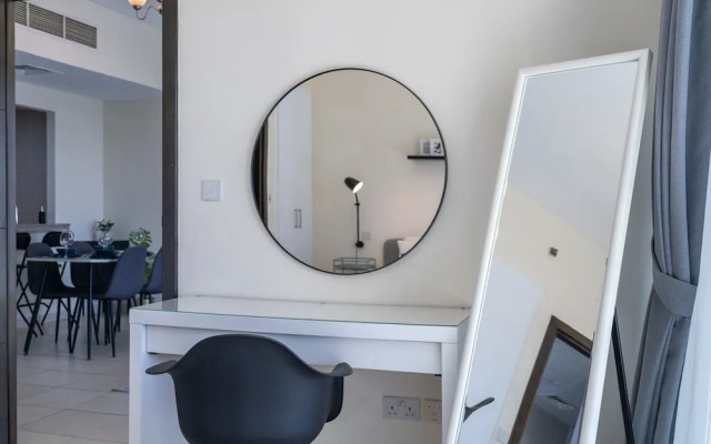 Refined 1BR Retreat in The Point Tower - Marina