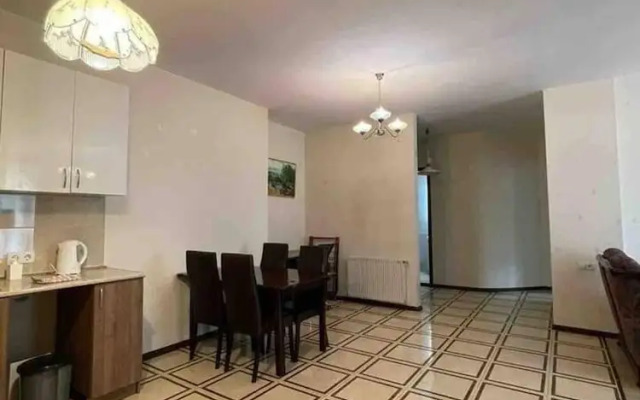 Nearby Chavchavadze ave Sunny Home With Balcony