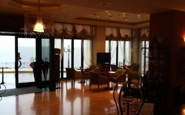 Hotel Queens Leriotis