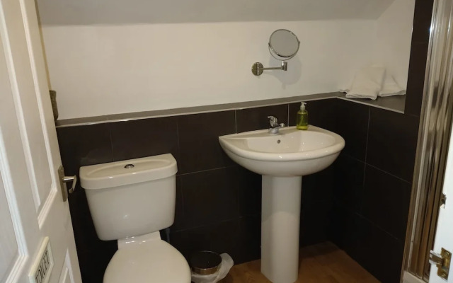 5 Bedrooms/sleeps 10-12/free Wifi & Parking/garden
