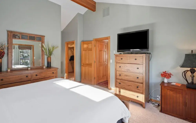 2 Sarazen Home with Hot Tub and BBQ on the Deck, Close to Woodlands Golf Course by RedAwning