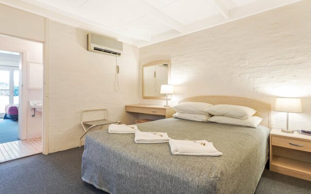 Black Dolphin Motel & Apartments