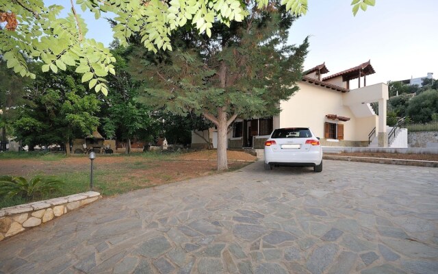 Family Maisonette with Pool near Beach