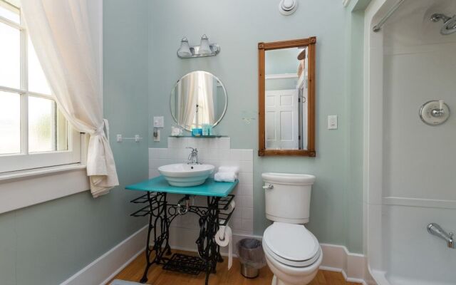 Green Door B&B Brockville