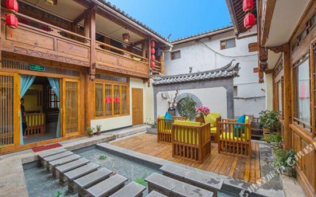 Three Bears Panoramic Beauty Su (Lijiang Ancient City Sifang Street Branch)