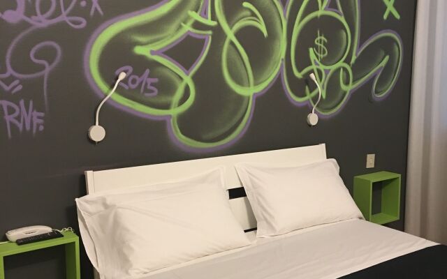 Hotel X