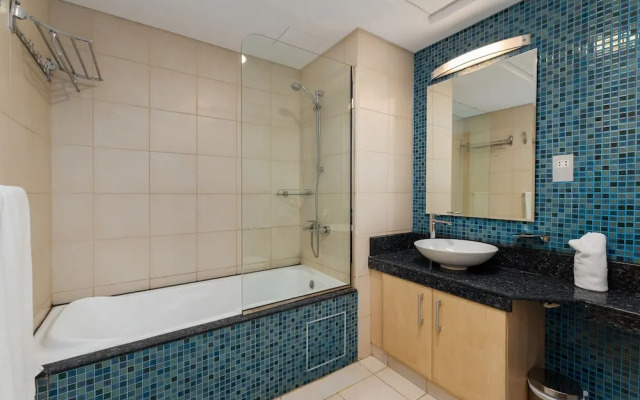 Palm Living 2BR Maid w Pool Beach Access