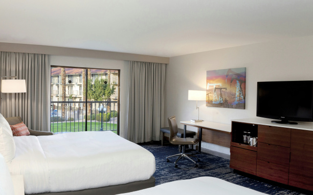DoubleTree by Hilton Hotel Bakersfield