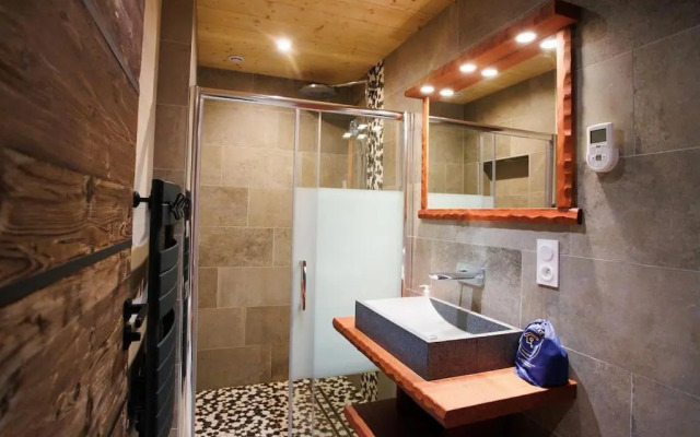 Original chalet en rondins, l'Ours Canadien