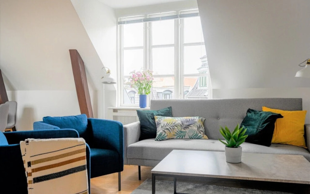 Sanders Merchant - Dreamy 3-bdr Apt w Terrace