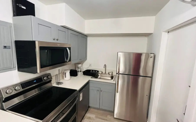 Upper East Side Renovated Studio Free Parking