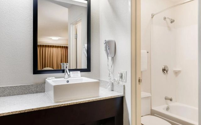 Super 8 by Wyndham Deerfield/Northbrook