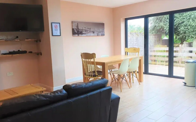 Large 5 Bedroom House Terrace Parking