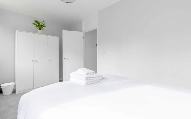 Newly Renovated 3BD Home, Islington!