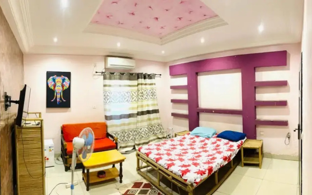 Room in Guest Room - Beautiful Luxury Room Aci 2000 Hamdallaye
