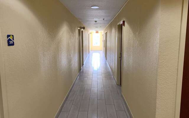 Days Inn & Suites by Wyndham Tampa/Raymond James Stadium