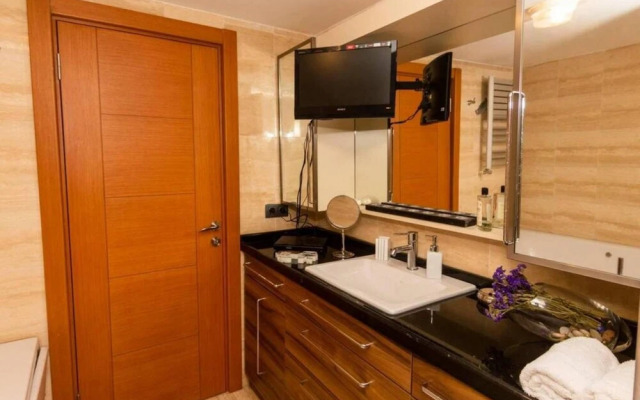 Stylish Home With a Book Collection Near Taksim