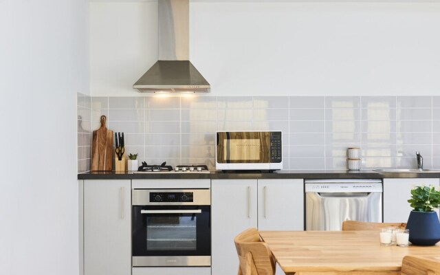 Spacious and Bright 1 Bedroom Apartment