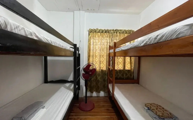 OYO 796 Southpoint Hostel And Restobar