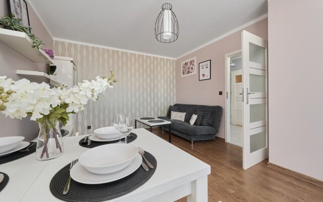 Spacious & Colorful Apartment by Renters